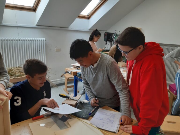 Die Klasse 3C hat am Klima-Aktionstag zwei Insektenhotels hergestellt