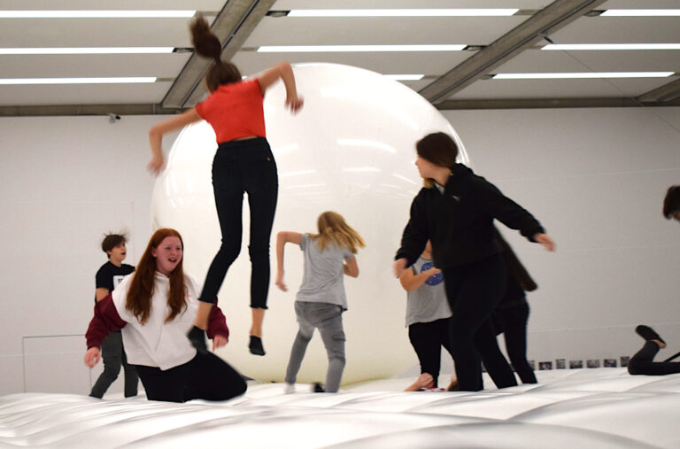 4B im Mumok – Riesenbillard