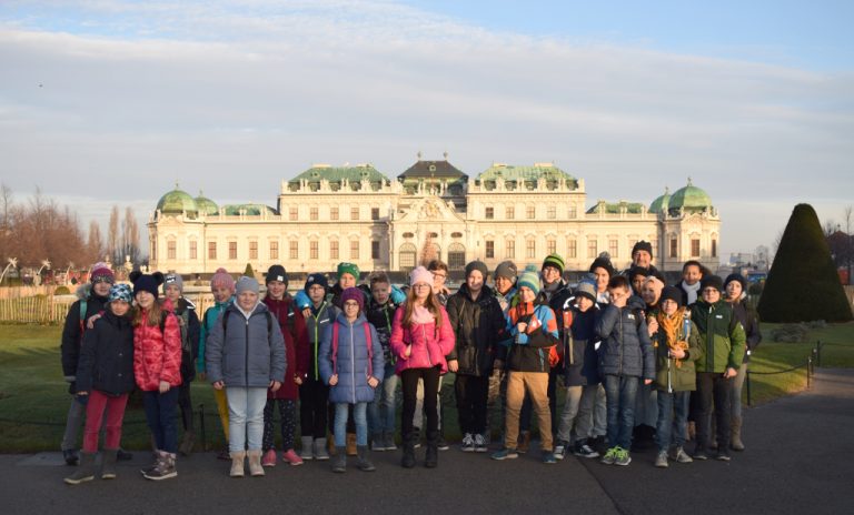 „Womit wir malen“: Materialkunde in der Ausstellung von Johanna Kandl mit der 1A, 1B, 2C und dem Wahlpflichtfach BE