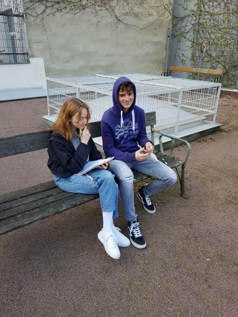 Verdrehte Fragen und zu viele Antworten – die 8.Klassen machen ein Pubquiz und rätseln wie bei „Q1“