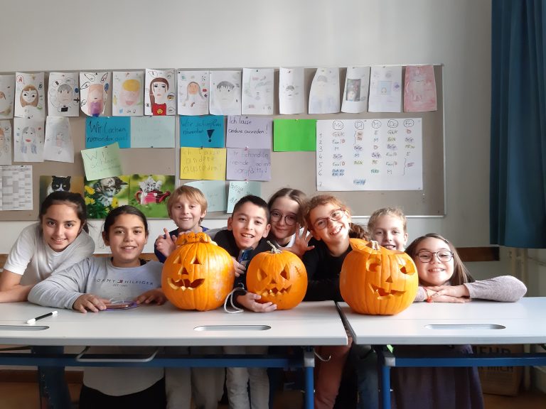 Vorbereitung für Halloween: SchülerInnen der 1B schnitzen Kürbisse