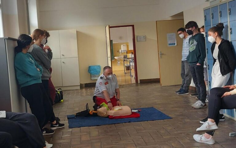 Safety first in der Erlgasse – der Erste-Hilfe-Kurs der 7. Klassen