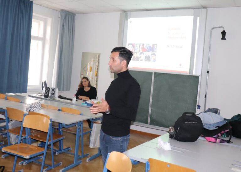 ProjektXchange: Besuch von Ramin Siawash im GWK-Wahlpflichtfach