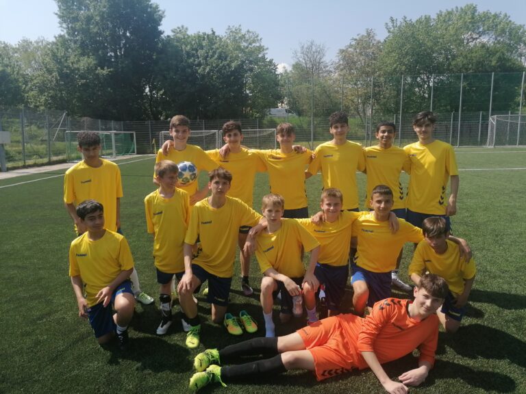 Unser Fußballteam stürmt ins Viertelfinale der Schülerliga