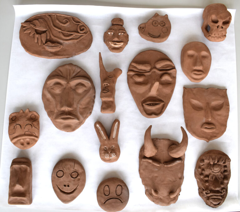 Formen mit Ton im BE Unterricht – Die 7B gestaltet ihre eigenen Masken