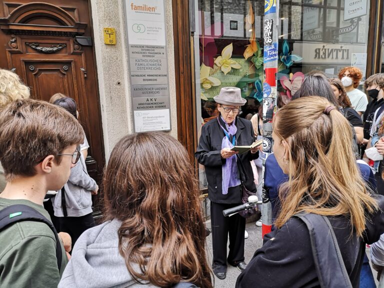 Mit der Zeitzeugin Fr. März im jüdischen Museum