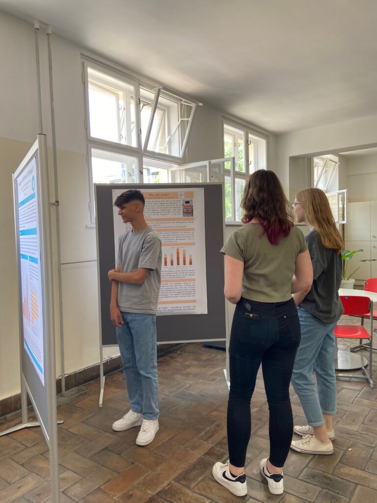 Posterausstellung im 2. Stock