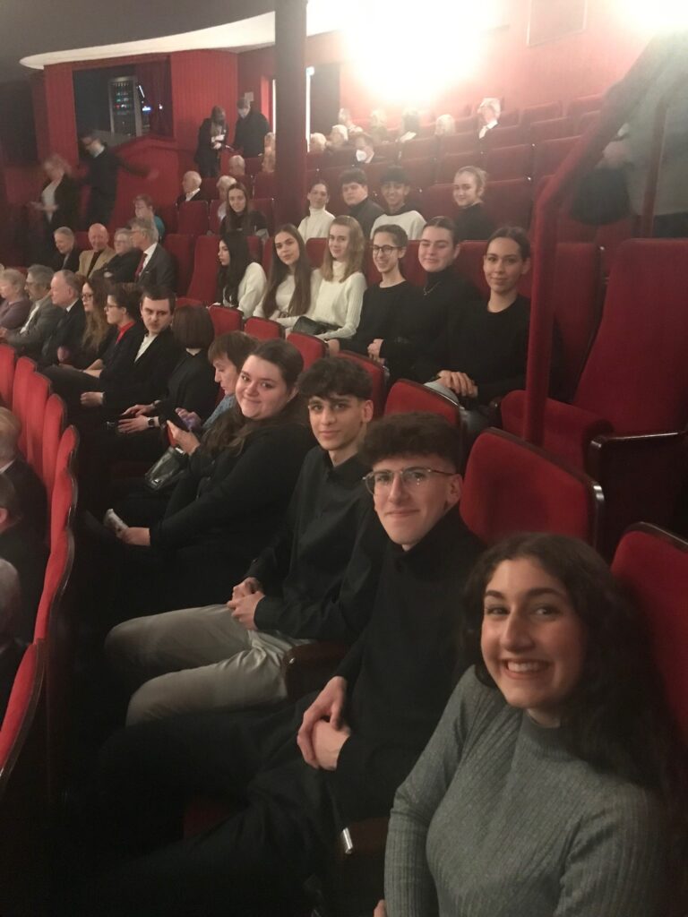 „Ich glaube nicht an Psychoanalyse“ – Tiefsinn und Witz bei LITERATUR LIVE in der Volksoper