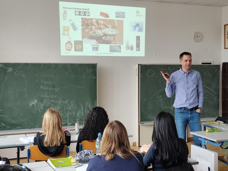 „Kann Holz die Klimakrise lösen?“ – Wissenschaftsbotschafter Dr. Konnerth (BOKU Wien) zu Besuch im GWK-WPF