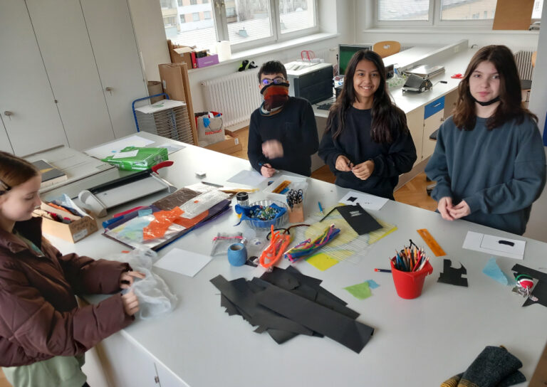 Lochkamera, Cyanotypie und Fotogramme