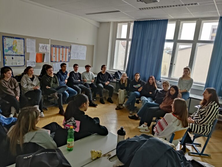 Ukrainische Botschafterin des Roten Kreuzes zu Gast in der 7B