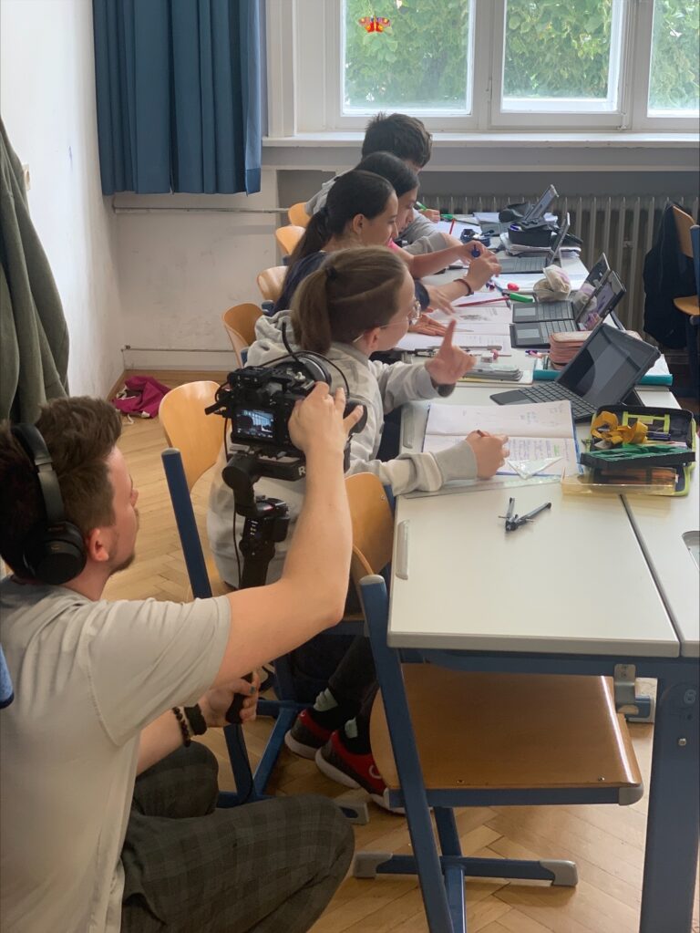 Digitale Skills im Rampenlicht: SchülerInnen der 2D Klasse drehen Video für Microsoft