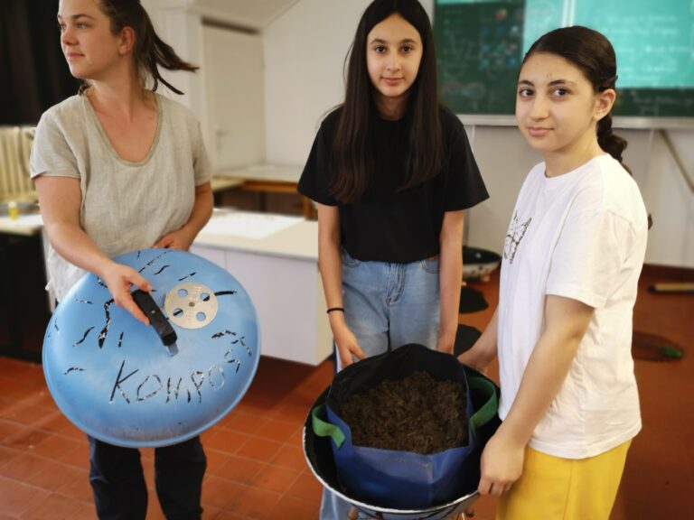 Projekttag zum Upcycling Projekt Hochbeete für die Schulterrasse 2C