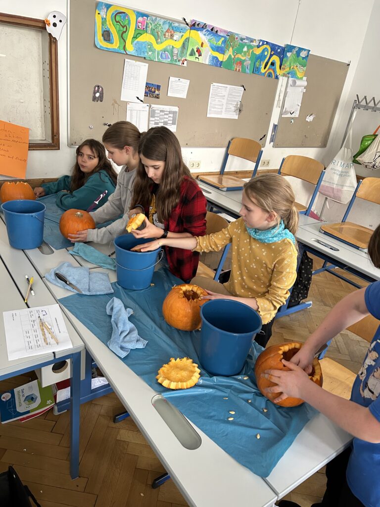 Kürbisschnitzen in der Nachmittagsbetreuung