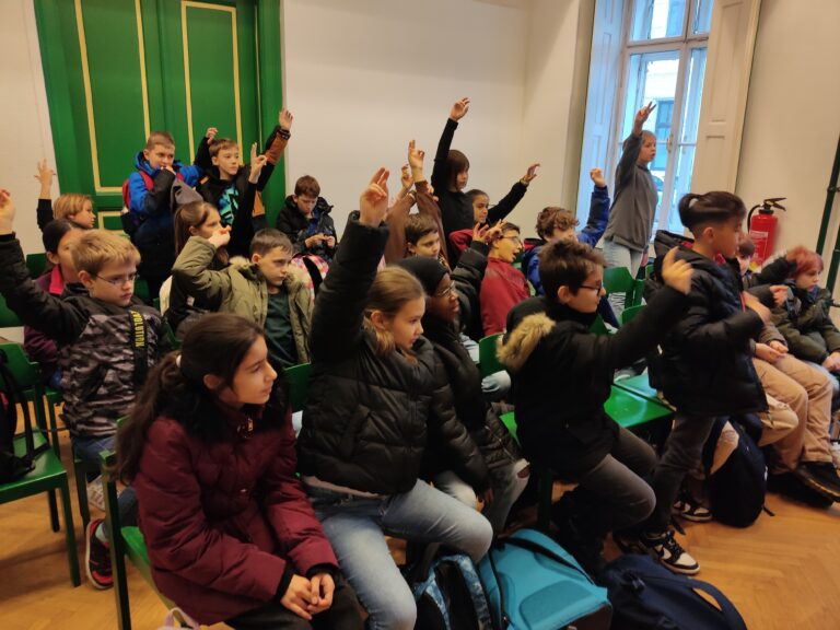 Vom Feld ins Chipspackerl – Die 1A beschäftigt sich mit den Wirtschaftssektoren in Österreich