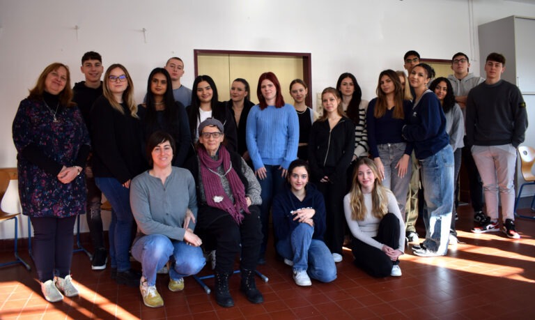 Mag. Eveline Elisabeth März als Zeitzeugin zu Gast in der 8AB