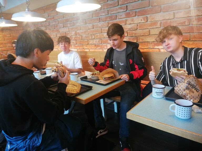 Besuch der 7A in der Swing Kitchen