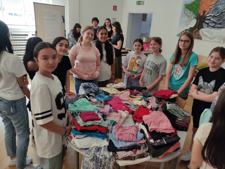 Sommerkleider, Fotobox und Zuckerwatte: Die Erlgasse feiert eine Kleidertauschparty