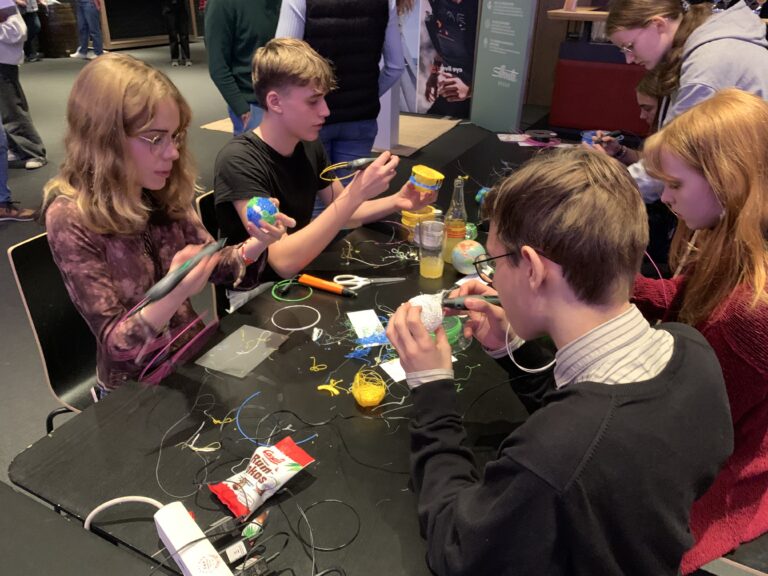 SchülerInnen der 6A gewinnen ein Weltklimaspiel für die Erlgasse