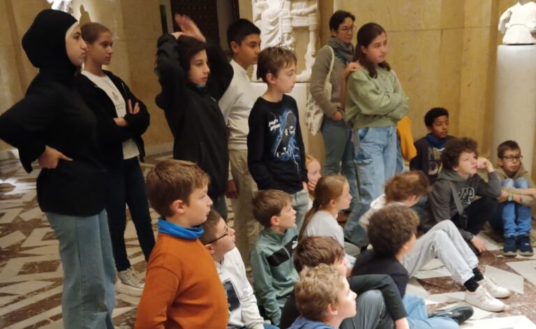 Die Statue hat einen Popo