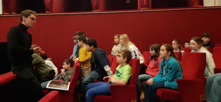 Zwischen Kostümen und Kulissen: So sieht es hinter der Bühne aus.