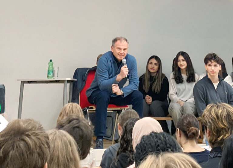 Schüler:innen fragen, Armin Wolf antwortet: Ein besonderer Schulbesuch des ORF-Moderators