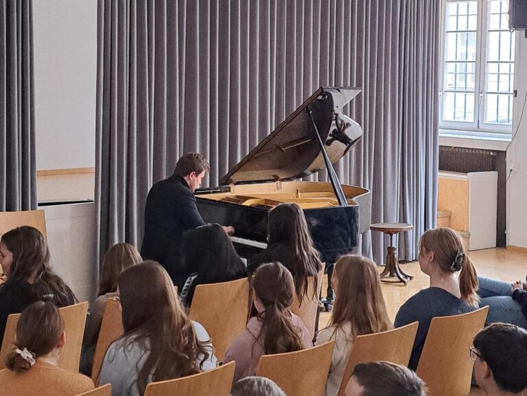 Klassenzimmerkonzert mit Filippo Gorini