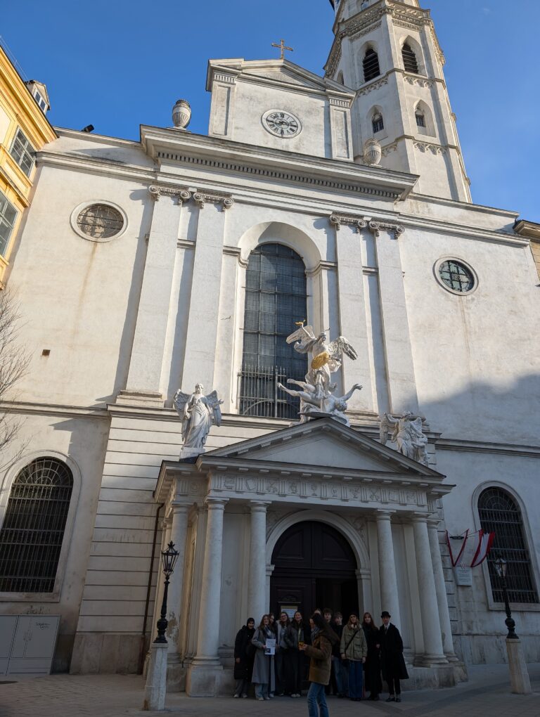 A schene Leich – Besuch der Michaeler Gruft im Wahlpflichtfach Biologie