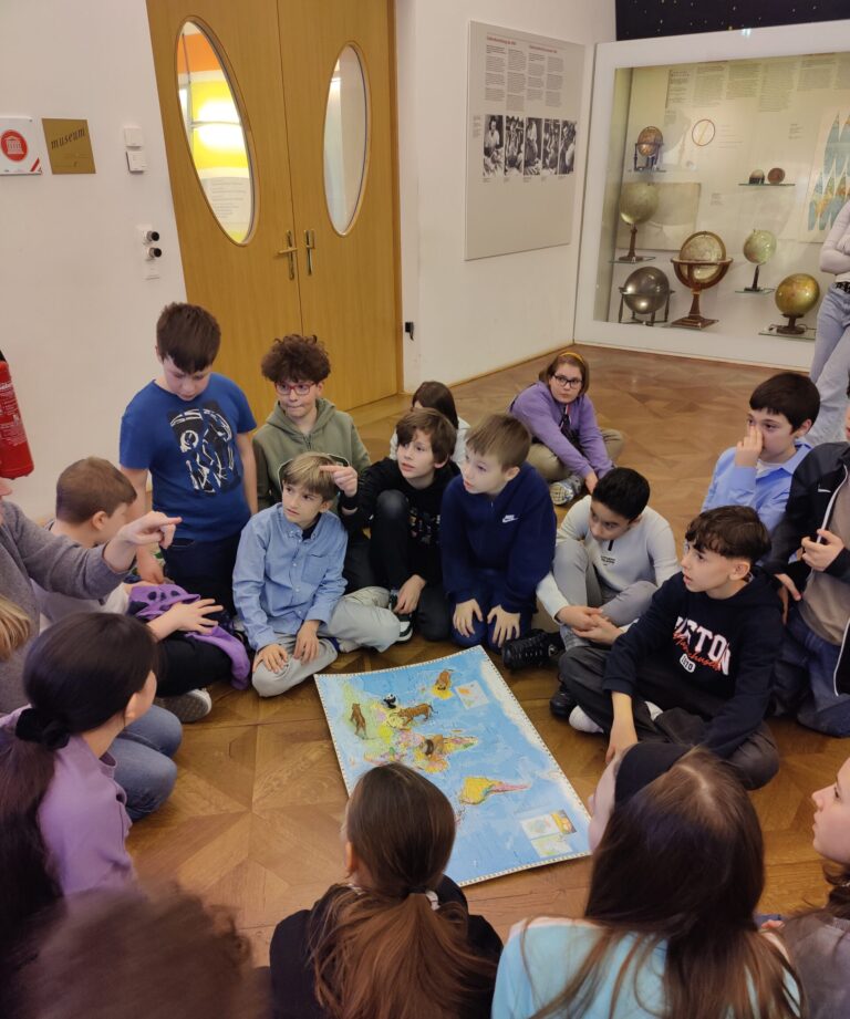 Besuch der 1A im Globenmuseum – Eine spannende Reise durch die Welt der Globen