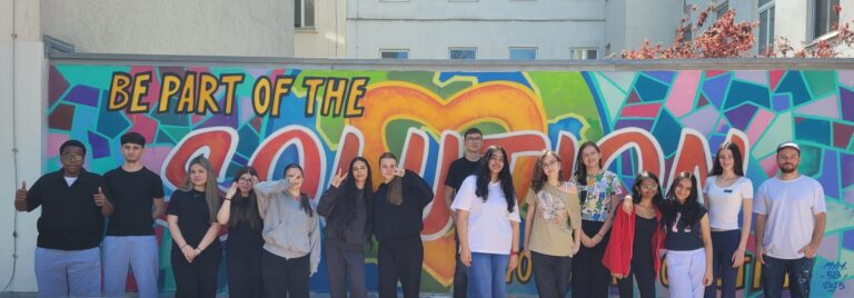 Terrassenwandgestaltung der 5B mit Mag. Michael Heindl und MMag. Barbara Hauner-Schöpf