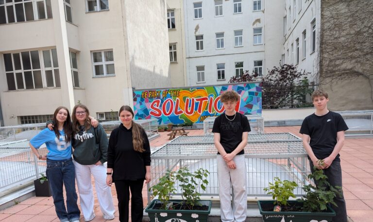 Unser SDG-Naschgarten ist fertig – Teamarbeit, die (fast) nur Spaß macht!