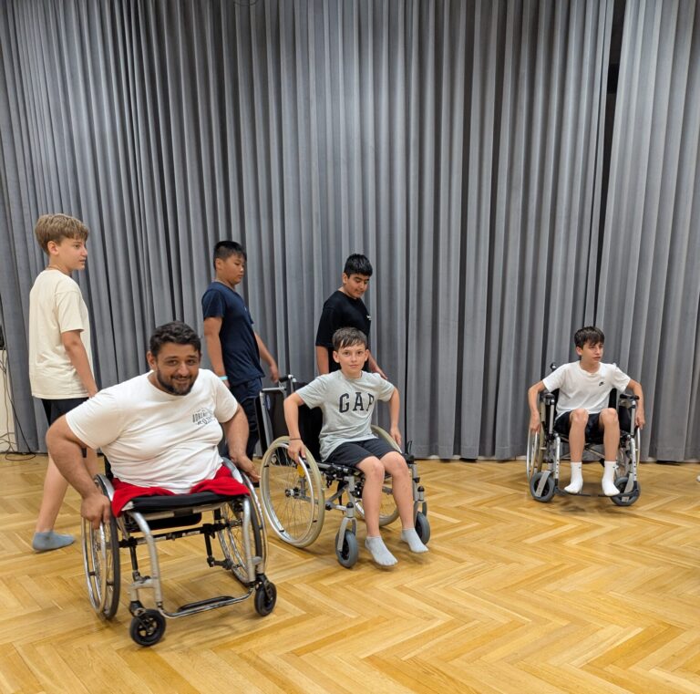 Mit Rollen durchs Leben, mit Kunst zur Veränderung