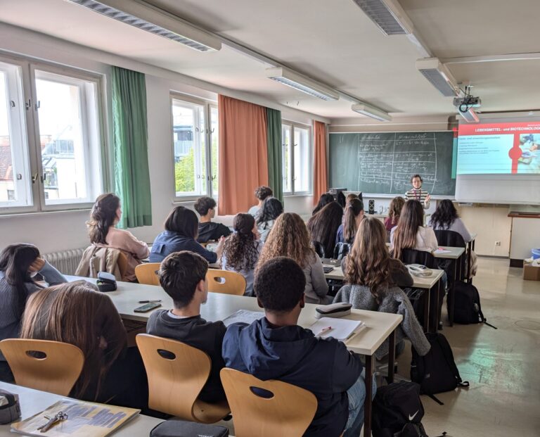 Vortrag “Wie verstecken sich Bakterien vor dem Immunsystem?” oder “Was versteckt sich auf den Händen der SchülerInnen der 6A?” Teil I