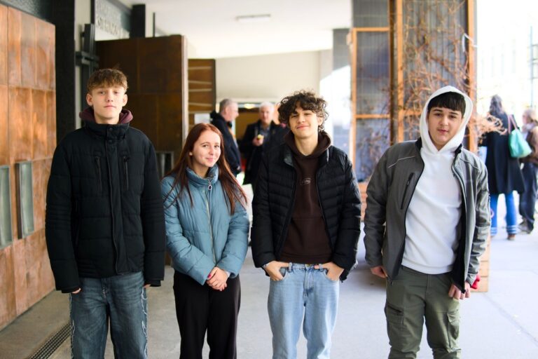 Evangelische Oberstufenschüler:innen beim Friedenstag!