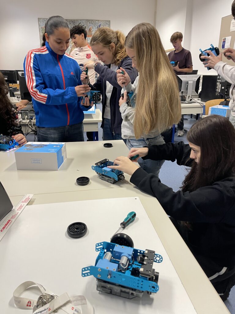 MINT zum Anfassen: Wenn Informatik und Kunst gemeinsam fahren lernen