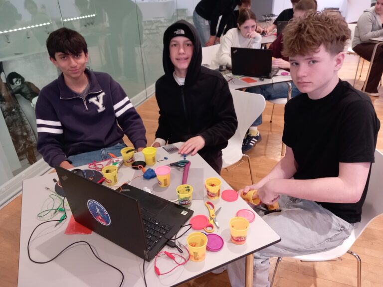 Selbstprogrammierte Kunstwerke der 4C im Mumok